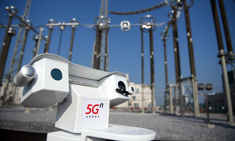 8月27日，巡檢機器人在變電站內巡檢。（新華社記者 李嘉南 攝）