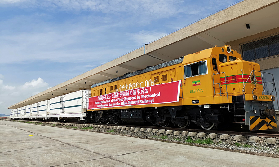 當地時間8月22日15時，亞吉鐵路埃塞莫焦旱港蔚藍的天空下，傳來火車粗獷悠長的轟鳴聲，亞吉鐵路首列機械冷藏車正式啟運，首批埃塞本地的新鮮水果將通過亞吉鐵路鐵路運往鄰國吉布提港口，再轉運至歐洲市場。圖為亞吉鐵路冷鏈運輸車。