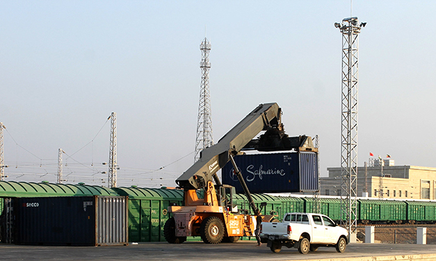 亞吉鐵路將持續做好改進與提升，發揮在鐵路運輸動脈的作用，為埃塞和吉布提兩國經濟發展、民生保障提供更多、更高效的服務，為“一帶一路”增添更多亮色。圖為亞吉鐵路糧食運輸專列。