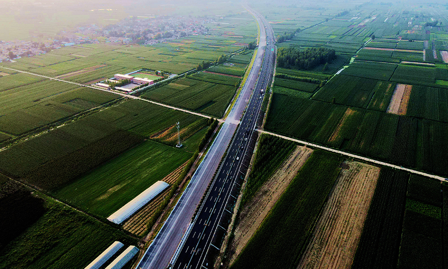 中鐵十四局三公司承建該工程第八標段，線路全長22.59公里。主要控制性工程有邳蒼分洪道特大橋、蘭陵互通，其中邳蒼分洪道特大橋為全線最長特大橋。邳蒼分洪道特大橋左幅和蘭陵互通已交工通車。圖為左幅通車的京滬高速公路改擴建工程蘭陵段。