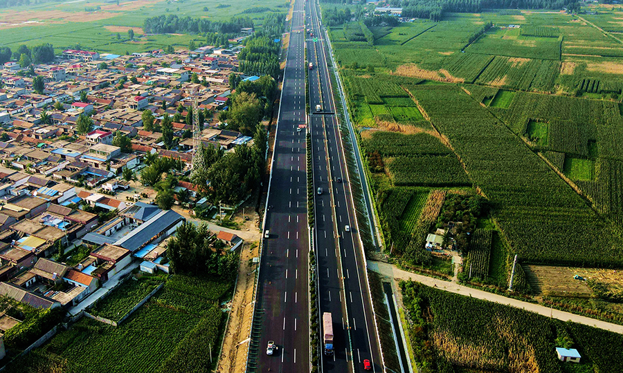 在舊橋改造中，梁板頂升采用同步頂升系統；翼緣板局部混凝土采用切縫預裂法鑿除；濕接縫、伸縮縫采用鋼纖維微膨脹混凝土澆筑。邳蒼分洪道特大橋舊橋橋面鋪裝施工中全國首次采用C50輕骨料混凝土，同時引進全自動桁架式輥軸攤鋪機，多措并舉確保了新舊橋梁拼接、建設質量。新舊路基銜接處鋪筑土工合成材料，對新老路銜接處補強夯實，保證路基銜接質量。圖為左幅通車的京滬高速公路改擴建工程蘭陵段。