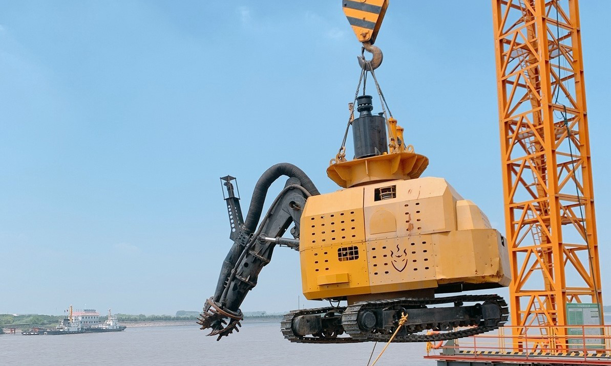 此次投入使用的智能機器人有智能履帶式絞吸機器人、智能龍門式絞吸機器人兩種創新設備。智能絞吸機器人較傳統的空氣吸泥機有了質的飛躍。它克服了空氣吸泥機無法在粉質黏土層吸泥的困難，更重要的是機器人實現了盲區取土的功能，實現井孔內的高效、精準取土，提高了取土效率，確保了6號墩沉井安全可視、可測、可控下沉。