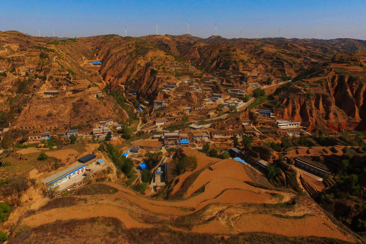 楊家溝鎮管家咀村，位于米脂縣城東南25公里處，總人口864戶2256人，在冊建檔立卡貧困戶140戶381人，是縣貧困人口最多的行政村。該村地處黃土高原丘陵溝壑區，村里的道路崎嶇狹窄險要，高飛爬坡下洼一戶一戶走訪。