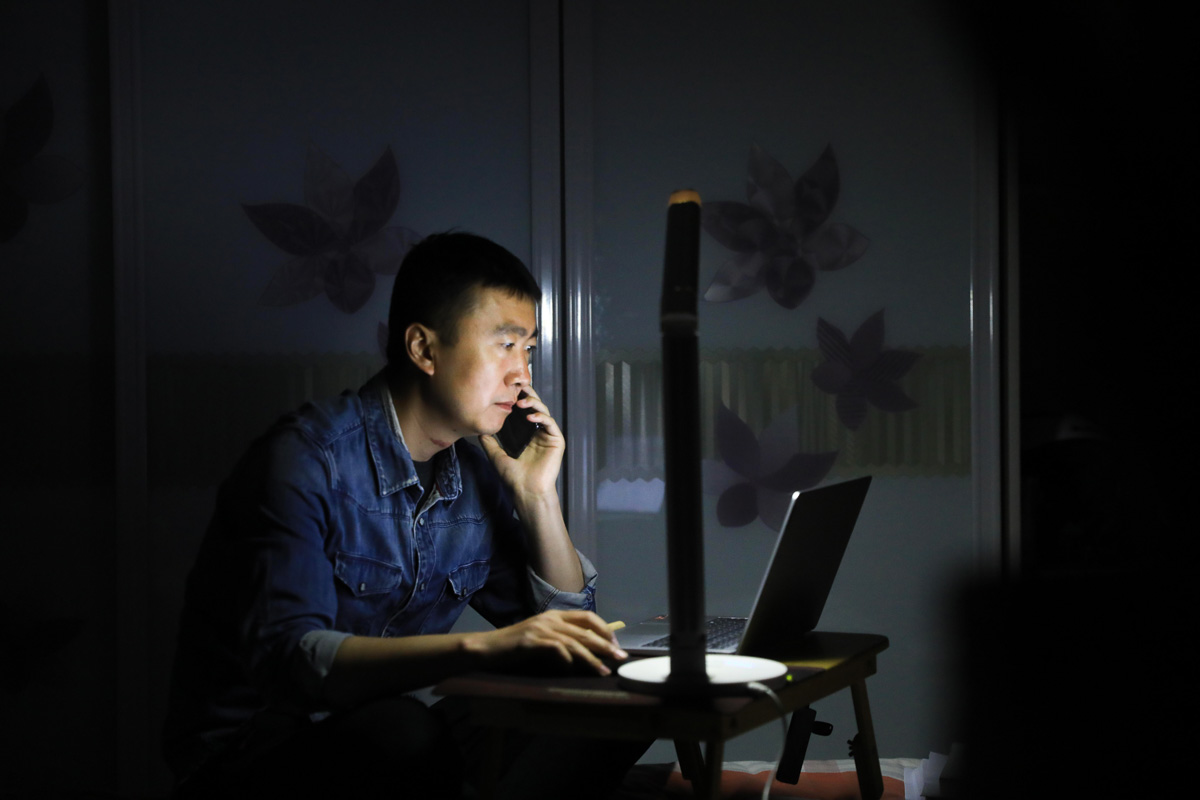 扶貧事業無盡頭，在貧困戶家租住了一間平房居住的高飛常常挑燈夜戰。