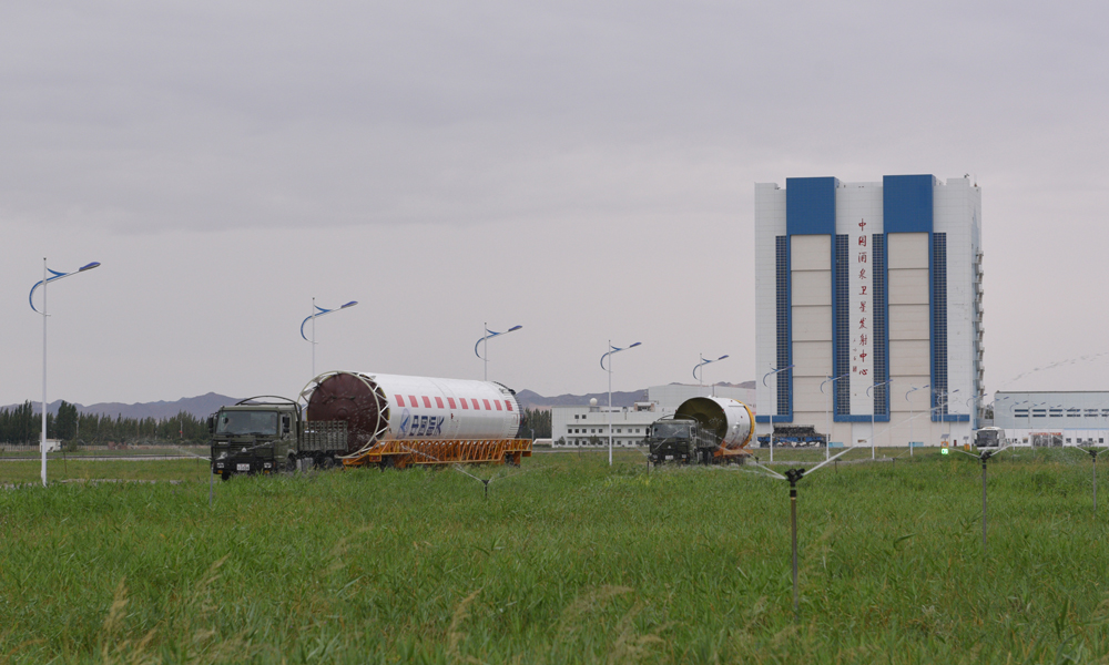 長征二號丁運載火箭由航天科技集團八院研制，是一款常溫液體兩級運載火箭，具備不同軌道要求的單星、多星發射能力。至此，長二丁火箭已經圓滿完成本年度的全部7次發射任務。圖為火箭轉運。