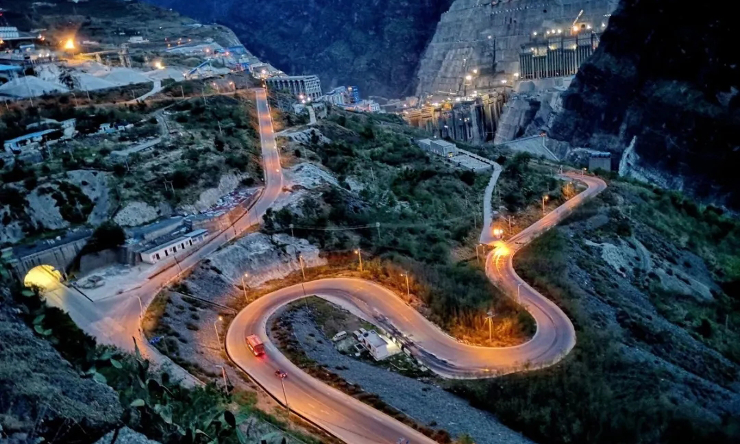 圖為建設中的白鶴灘。（長江電力白鶴灘 王艷萍 攝）