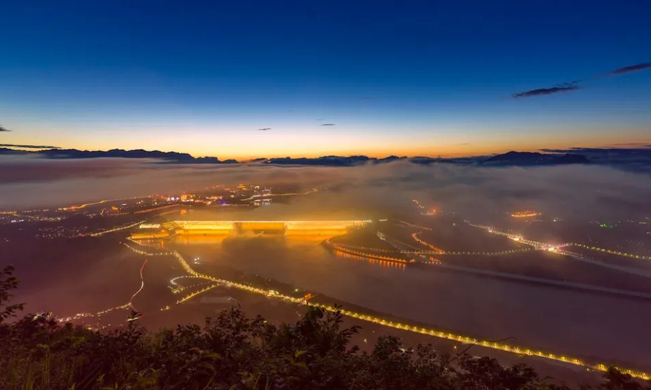 汛期一到來，長江三峽大壩、葛洲壩等以最穩健的姿態迎接洪水，清江上的大壩也相繼投入“戰斗”……青山綠水間的大壩，雄姿英發，矗立在江河峽谷中，巋然不動，發揮著重大防洪作用。圖為三峽大壩。(中國三峽出版傳媒有限公司 黃正平 攝)