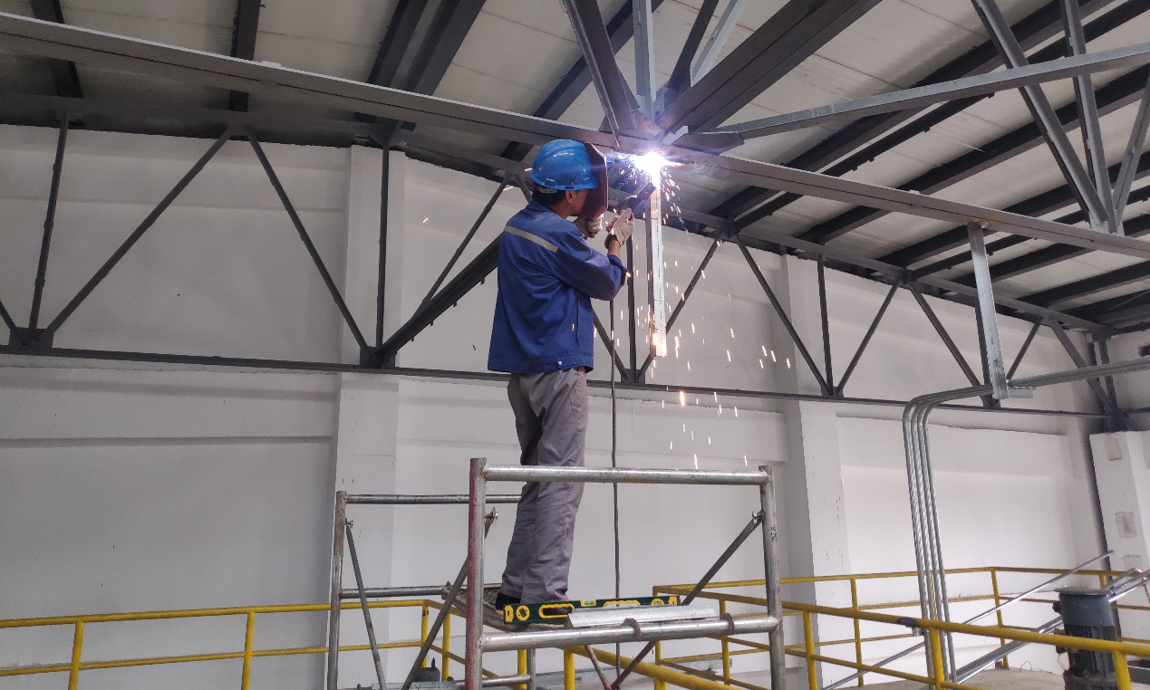 項目建成投運后，將收集并集中處理開發區內各企業產生的工業污水、清凈廢水和生活污水，實現園區內污水零排放，最終形成4萬噸/日污水處理能力，為孝義經濟開發區打造全國資源型經濟綠色循環發展示范區提供有力保障。圖為濃鹽水焊接橋架支架。