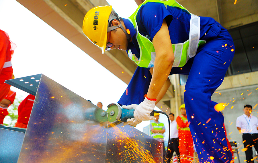 深圳地鐵10號線線路全長29.31千米，共設24座地下車站，由中鐵十四局電氣化公司承建該線甘坑站、涼帽山站和上李朗站機電安裝及裝飾裝修工程。自進場以來，該公司項目部始終貫徹“安全第一，確保工期”的工作方針，特別是在疫情期間600人保工期會戰過程中，有力保障了地鐵的如期開通。圖為工人正在進行風管加工。（范成濤 攝）