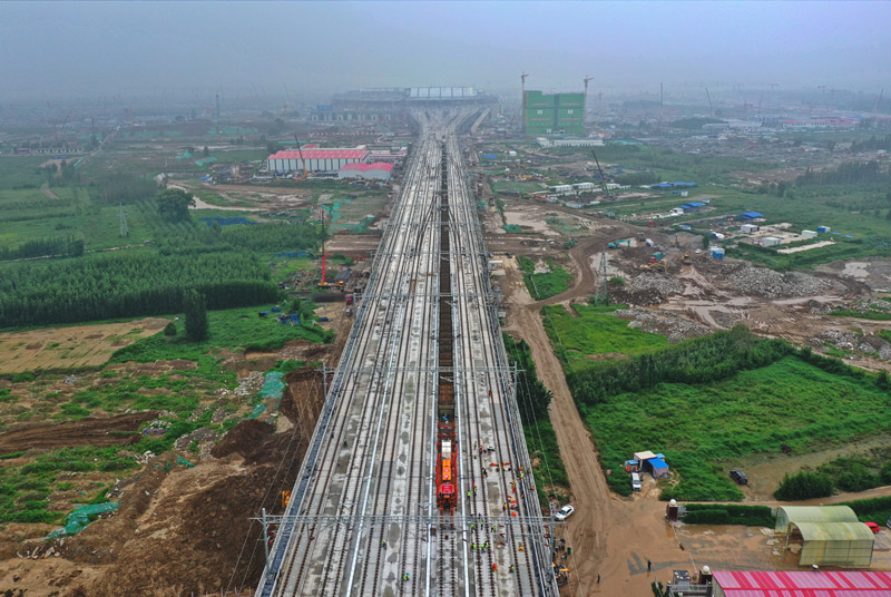 8月17日，京雄城際鐵路最后一組500米長鋼軌在河北雄安新區鋪設完成，標志著京雄城際鐵路全線軌道貫通。圖為8月17日，鋪軌機停靠在京雄城際鐵路上準備鋪軌。（新華社記者 牟宇 攝）