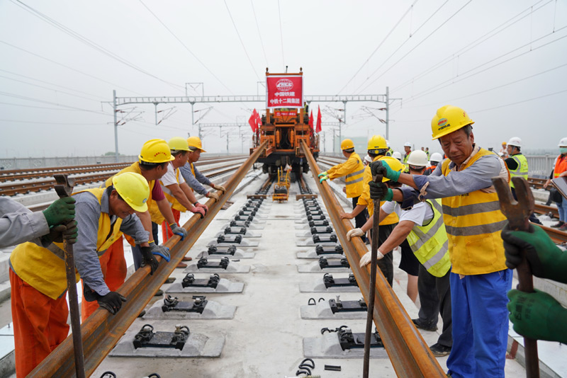 圖為8月17日，中鐵十二局工人在進行鋪軌作業。（新華社記者 牟宇 攝）