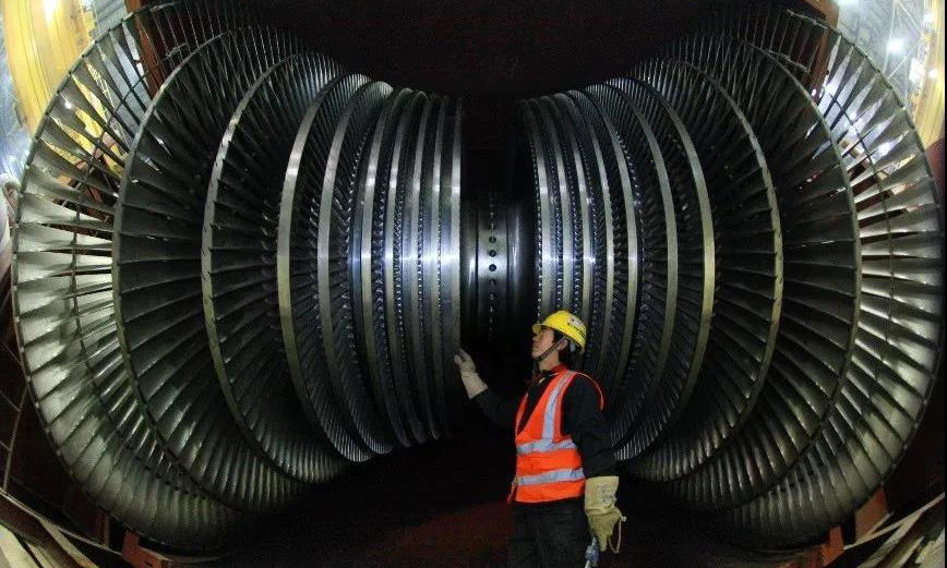 歷經百年發展，汽輪機積攢了現代工業文明的累累成果，其碩大而結實的轉子如蝴蝶翅膀，盡顯靈動之力與設計之美。