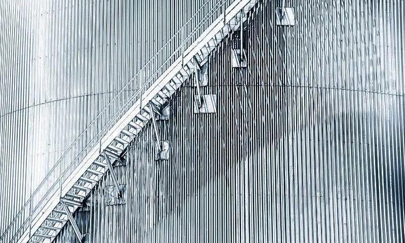 現代工業建筑設計會因功能、布局的需求，思考并執行一些別具特色的細節，這也是時代特征、美學處理及免费菠萝视频app下载的完美融合與呈現。