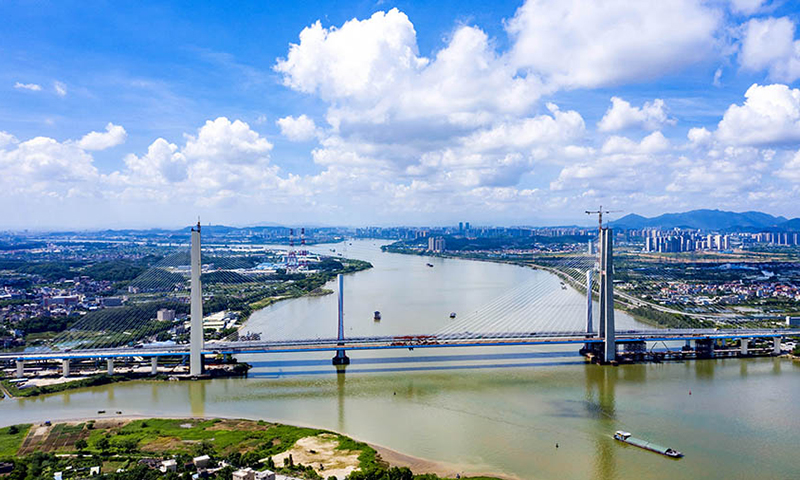 在該橋的設計過程中，鐵四院開展課題研究3項，發表論文10篇，獲得專利10余項，實現了目前世界雙線貨運鐵路史上同類型結構橋梁跨度的突破。圖為建設中的大橋。（金偉 攝）