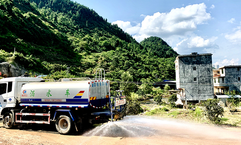 項目對民工駐地防暑降溫設備進行普查，確保所有宿舍空調以及食堂、洗漱間、廁所、淋浴間等設備處于正常可用狀態，為農民工營造衛生舒適的生活環境。圖為施工現場降溫除塵作業。（馬奇 攝）