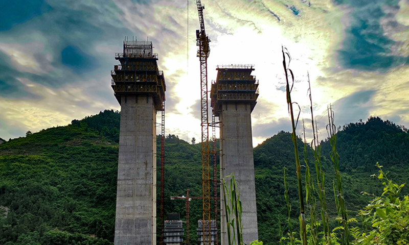 黔江繞城過境高速公路(渝湘高速聯絡線)是中國鐵建以PPP模式實施的基礎設施建設項目，兼顧了城市快速通道和繞城高速功能。黔江繞城過境高速公路建成后將進一步完善重慶市高速公路網，與G65、G5515兩條國家高速形成黔江環線高速，極大地促進城市空間拓展，同時也將是交通支持武陵山貧困地區發展的重要舉措，強力支撐地方經濟社會快速發展。圖為黔江繞城沿溪溝特大橋科學有序快速推進。（鄧豪 攝）