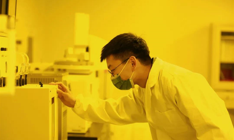 彩虹新能源快速推進光伏玻璃薄型化量產開發，實施《2.0mm及以下薄型光伏玻璃技術開發及量產》《薄型光伏玻璃打孔、絲印、鋼化技術開發及產業化》等多項涉及光伏玻璃薄型化升級項目，薄型光伏玻璃量產開發取得重大突破，產品通過國內前十大用戶認證，并已向主流客戶實現批量銷售，產銷量大幅上升。