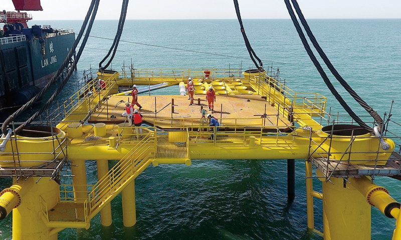 “藍鯨”號將導管架穩穩地放置在海上預定位置。