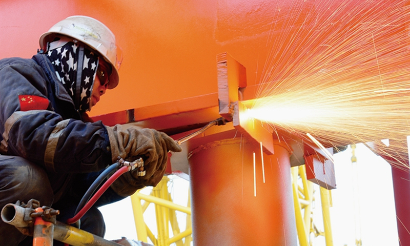 項目組通過發揮工程建設中心在區域項目統籌管理方面的優勢，協調海上資源，按既定奮斗目標倒排工期、按日消項，一點一點掙出了時間，搶出了工期，讓這對“雙胞胎”平臺以最快速度在海上安家。圖為施工人員正在切割組塊結構物的連接部分。