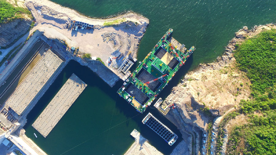 本次浮運安裝是世界首艘沉管運安一體船，“一航津安1”首次實施165米的標準管節浮運安裝作業，將我國沉管隧道施工能力提升到新高度，再度填補世界沉管隧道施工空白。圖為施工現場。