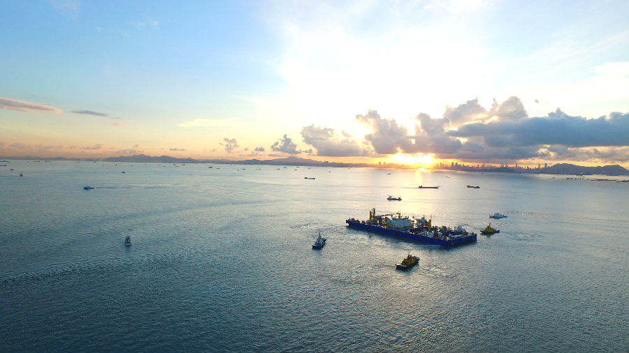 7月30日，歷經28個小時的連續作業，中交集團承建的深中通道首個標準管節E2成功沉放海底，與首節沉管E1順利完成對接。圖為施工現場。