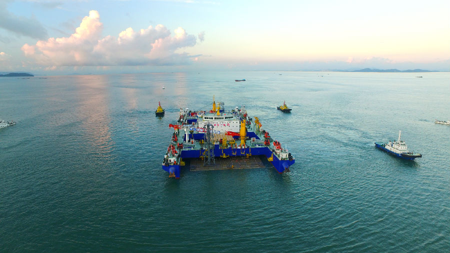 受系泊錨漂影響，一體船需在距對接端50米處進行180度轉向，首次船艉對接無經驗可參考。圖為施工現場。