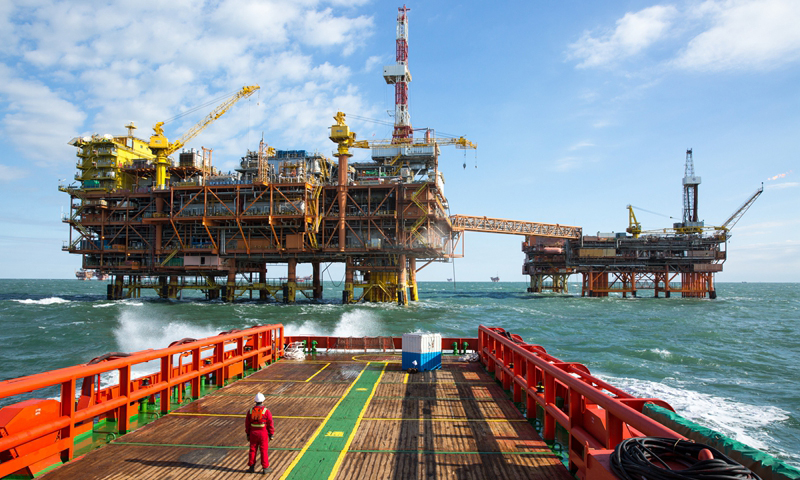 7月30日，渤海油田遼東作業公司創造了連續10年穩產油氣超過千萬噸的生產紀錄，已累計生產油氣超1.8億噸。該公司下轄11個油氣田、58座采油平臺、3座陸地終端廠，其中包括我國最大的海上自營油田——綏中36-1油田、首座“樁基沉箱式多功能抗冰平臺”——錦州9-3油田等。圖為忙碌的海上油田一隅。