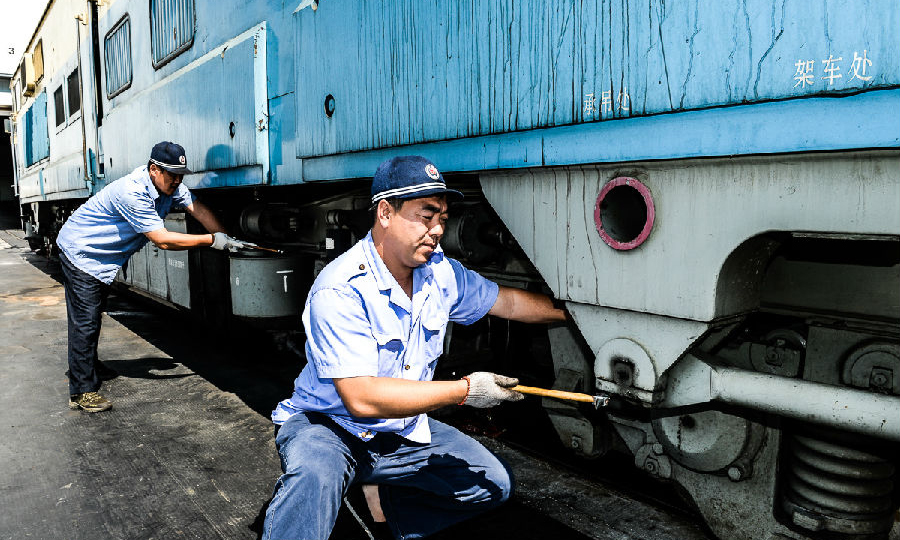 神寶能源還完善科技創新體制機制，搭建職工科技創新平臺，加大數字礦山建設力度，增強企業核心競爭力。圖為神寶能源技術人員正在維護機車。