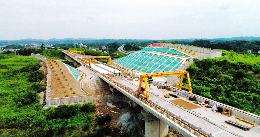 張吉懷鐵路采用無砟軌道系統，相比于傳統的有砟軌道，更能為列車高速平穩提供安全行駛條件。施工中，技術人員對軌道板施工進行嚴格的質量控制，每一道工序達到技術設計要求，確保工程質量。圖為建設中的麻陽西高鐵站。