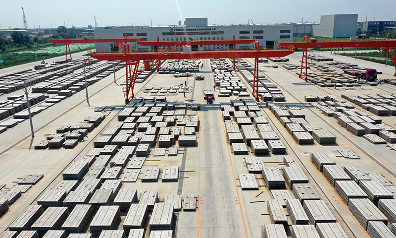 為打造精品工程，樹立行業標桿，該裝配式建筑生產基地引入了全流程自動化生產線，構建了先進的生產管理系統（ERP），率先實現了與BIM的結合，強化了對原材料、專項施工方案、試驗檢測等關鍵環節的管理，實現對構件生產工藝、進度、質量和成本的精準控制與實時監控分析，確保產品合格率達100%。圖為構件堆場。