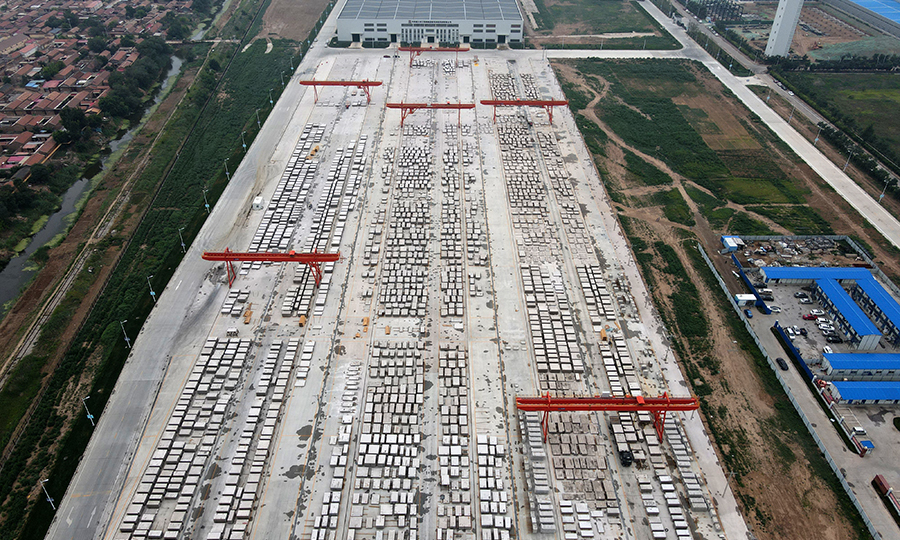 7月20日，隨著當日最后一批構件生產完成，標志著中國鐵建大橋局裝配式建筑生產基地預制構件日均產能突破300立方米，混凝土日均產能突破2000立方米，達到了行業內先進水平。圖為裝配式建筑生產基地預制構件堆場。