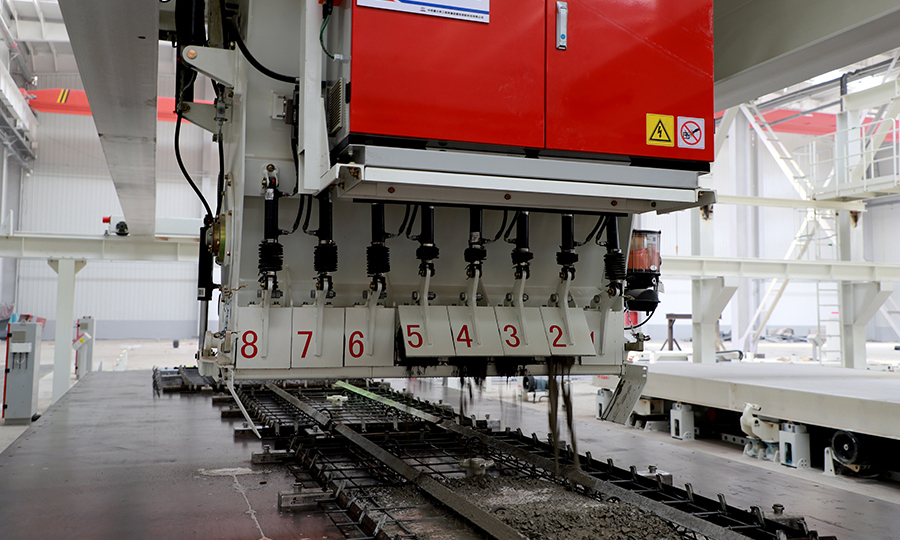 中國鐵建大橋局裝配式建筑生產基地位于天津市靜海區唐官屯鎮，總占地約500畝，分二期建設。首期全部建成后，預計年產各類預制構件22萬立方米，商品混凝土35萬立方米，力爭打造成為京津冀及雄安新區地區領先的全產業鏈協同發展的建筑產業化基地。圖為疊合板生產線全自動澆筑混凝土。