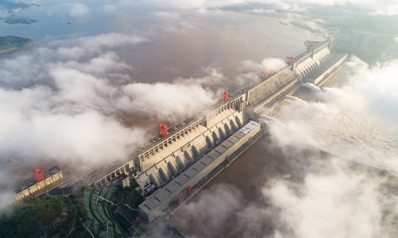 圖為7月27日，長江三峽樞紐工程開啟泄洪深孔泄洪。新華社發（鄭家裕 攝）