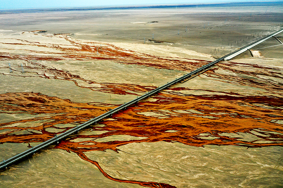 格庫鐵路起自青海省格爾木市，沿昆侖山北麓、柴達木盆地南緣西行，進入新疆境內，穿越阿爾金山，經新疆若羌縣、尉犁縣，到達庫爾勒市，全長約1213.7公里，其中，新疆境內長度為708公里。圖為格庫鐵路那林格勒大橋。