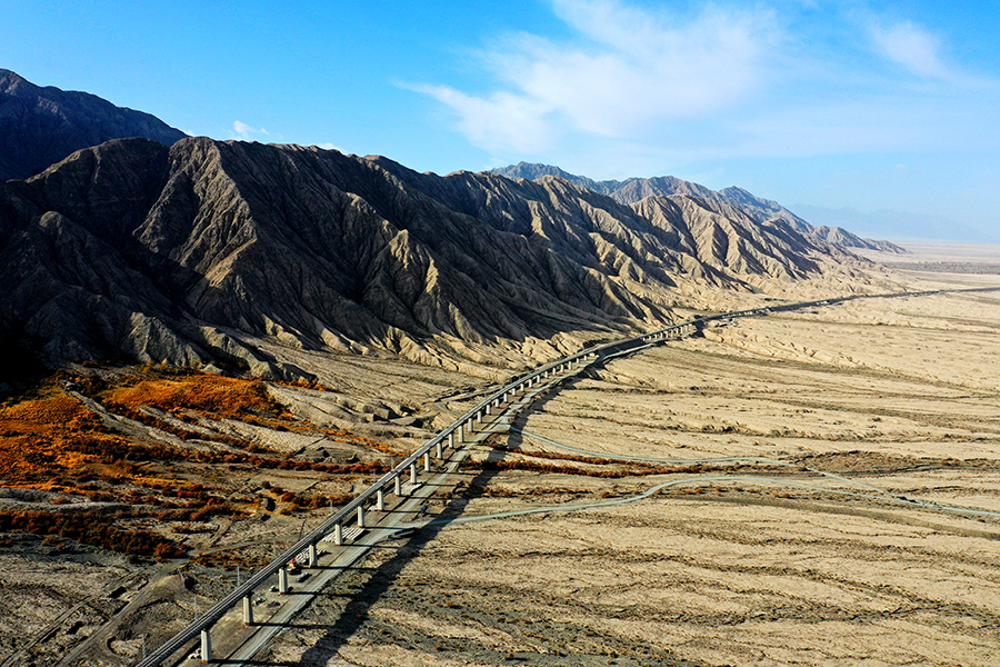 格庫鐵路通車運營后，格爾木到庫爾勒將由原先的26個小時縮短至12個小時左右，將成為繼蘭新鐵路和哈額鐵路之后的新疆第三條進出疆鐵路大通道，進一步完善我國西部鐵路網結構，提升南疆鐵路運能，增強新疆鐵路東聯能力，不僅進出疆物流將有很大改善，更將進一步促進新疆與內地的交流，助推西部地區經濟更好發展。圖為格庫鐵路歡喜泉大橋。