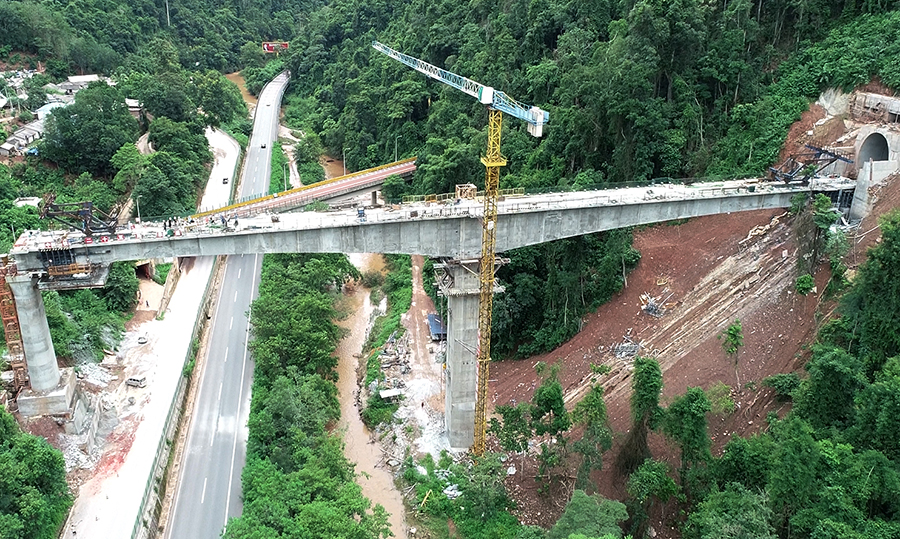 南大窩河大橋地處兩座隧道間的南木窩河山谷之上，全長179米，最大墩高39米，先后跨重要公路及河流，施工地貌和自然環境特殊。項目部采取各種措施，保證了道路行車和施工安全兩不誤。圖為南大窩河大橋合龍。（胡子豪 攝）