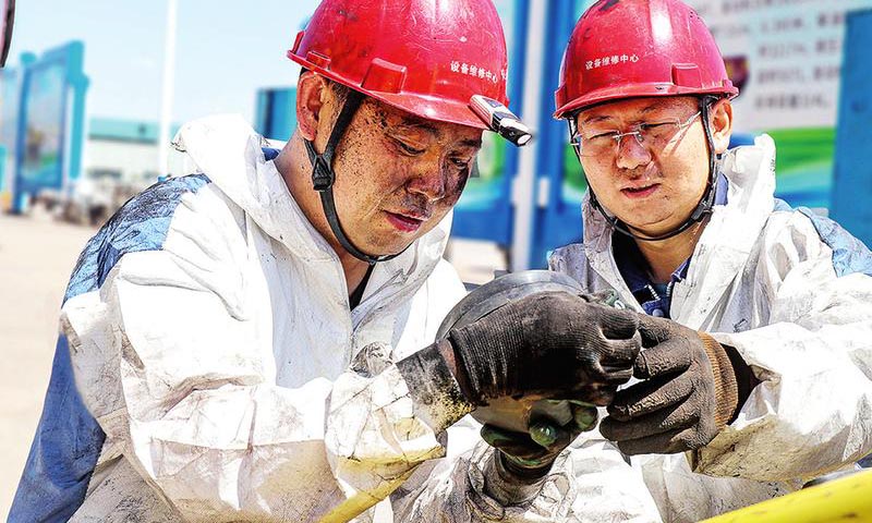 近日，國家能源集團準能集團設備維修中心進一步強化設備動態檢查，在常規檢查的基礎上加強對設備防雨系統、消防設施、空調等專項檢查，密切掌握設備運行狀況，及時消除設備隱患。圖為7月17日，該中心職工處理礦用卡車空調故障。（關松 攝）