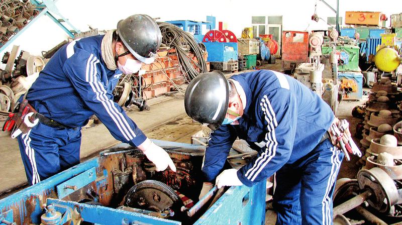 7月以來，國家能源集團平莊煤業風水溝礦運輸區采用一對一“師帶徒”模式，通過手把手、現場小課堂等方式，提升員工素質和技能，在各自崗位上勇拼搏、創佳績。圖為7月16日，該區電機車維修工首席技師現場講解機車拆解步驟及原理。（王樹成 石蒙 攝）