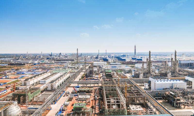 7月14日，中國化學工程二公司、賽鼎公司承建的中煤鄂能化甲醇工程項目煤氣化（擴建）裝置三臺BGL氣化爐烘爐一次點火成功，將于7月26日完成烘爐節點，比原計劃提前4天。圖為航拍的項目裝置區。