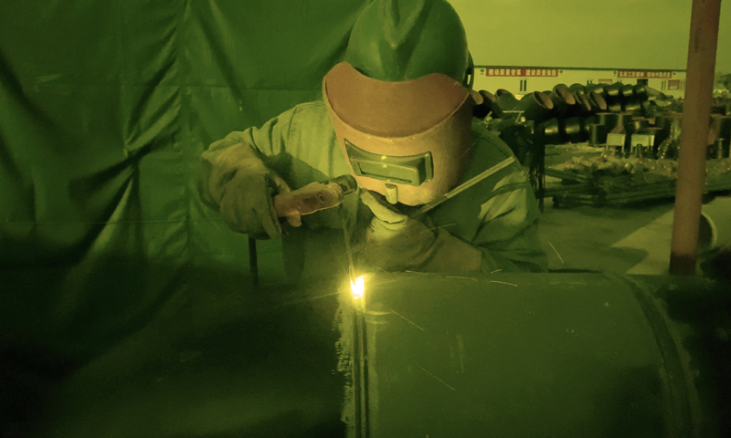 項目部精心組織、合理安排，在保證安全質量的前提下，高效完成本次氣化爐烘爐節點，為后續項目順利完成奠定了堅實基礎。圖為工作人員進行15CrMo材質工藝管道預制焊接作業。