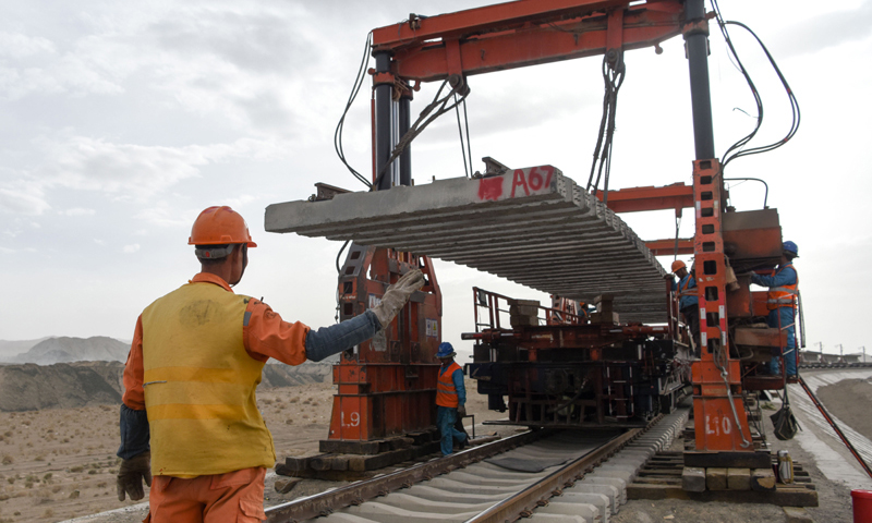 圖為7月18日，中鐵一局的施工人員在進行軌排倒裝作業。（新華社記者 丁磊 攝）