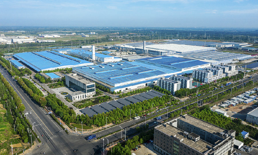 近日，長安汽車發布最新銷售數據，長安汽車1至6月累計銷量830992輛，實現同比正增長。其中6月銷量194406輛，同比增長38.1%；長安系中國品牌汽車6月銷量146561輛，同比增長39.1%。圖為長安汽車合肥工廠全景。作為長安汽車智慧工廠的代表，長安汽車合肥工廠主力生產CS75PLUS，今年上半年CS75已累計銷售109553輛。