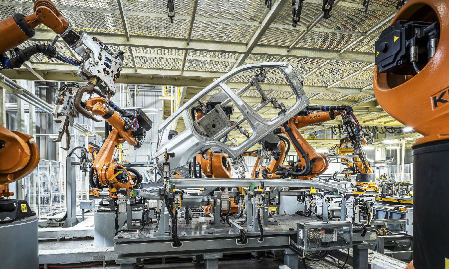 今年以來，長安汽車克服疫情影響，6月再度以強勢的銷售表現，為上半年畫上了一個圓滿的句號。藍鯨家族6月銷量突破70000輛，UNI-T上市10天銷量7414輛、訂單破20000輛，CS75 6月銷量達21070輛，逸動銷量達18247輛，CS35銷售8374輛，CS55銷售7436輛，長安新能源銷售2099輛，長安歐尚銷量12922輛，長安凱程銷量達到37279輛，長安馬自達銷售12614輛，長安福特銷量22125輛，長安海外銷量4475輛。圖為長安汽車合肥工廠的機器人正在進行點焊作業。