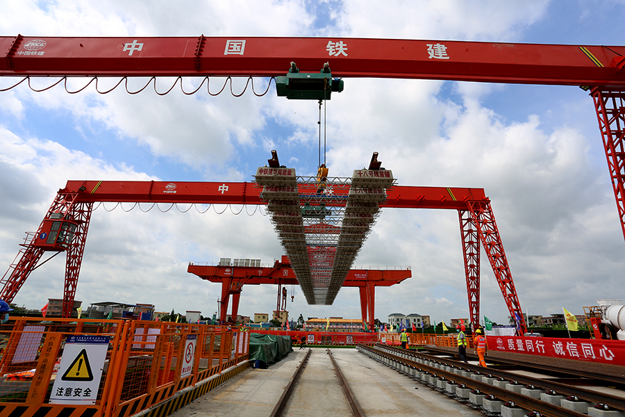 圖為首節軌排起吊。（彭特 攝）