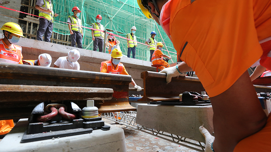 圖為首節軌排鋪設到位。