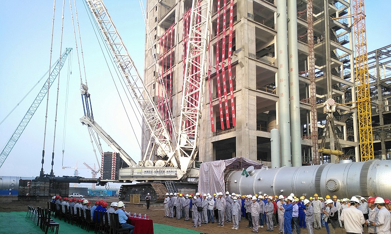 該項目位于鄂爾多斯市伊金霍洛旗圣圓煤化工基地匯能工業項目區，該型號氣化爐總重426噸，高27米，內徑4米。氣化爐單爐設計生產有效氣體24.5萬Nm3/每小時，投煤量4000噸/天氣化爐。圖為設備吊裝現場。