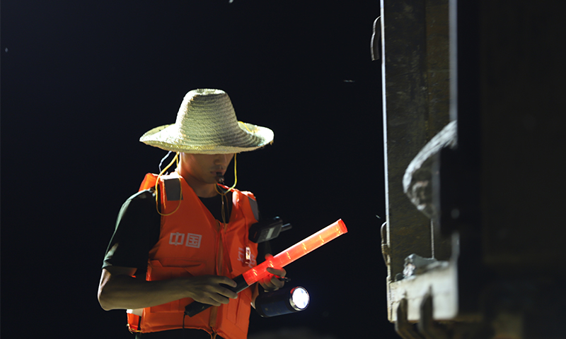 工作人員在施工現場調度車輛。