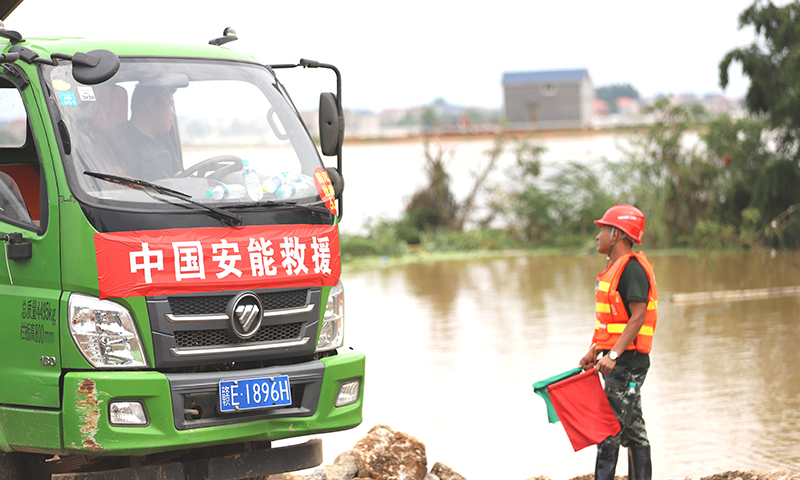 安全員引導車輛倒車。