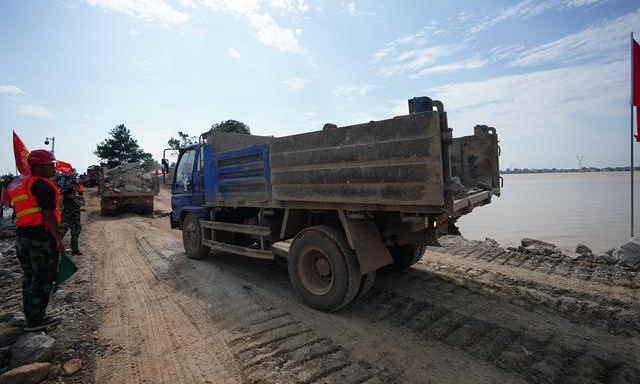 圖為7月12日拍攝的問桂道圩堤施工現場。