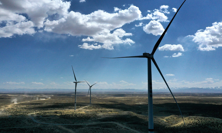 圖為5月1日，無人機拍攝青海省海南藏族自治州共和縣的一處風力發電項目。（新華社記者 張宏祥 攝）